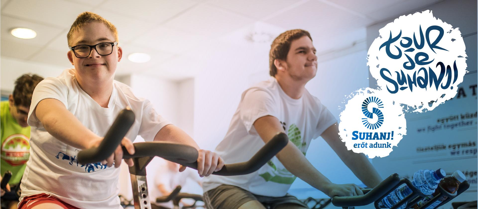 Értelmi sérült kisdiákok edzenek a spinning gépen vidáman.
